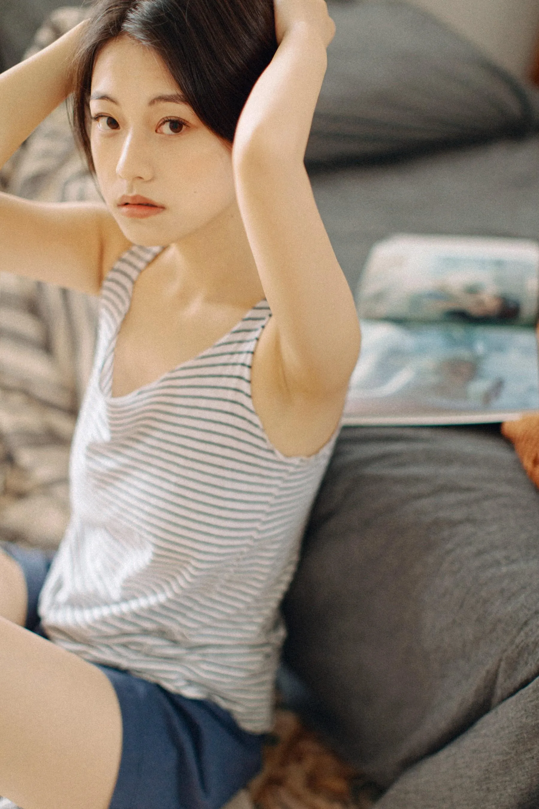 [艺图语] 2022.06.01 寝居女子写真集 九月 [34P]插图1